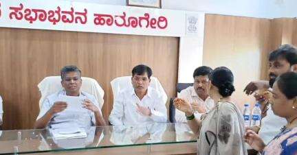 ರಾಯಬಾಗ: ಹಾರೂಗೇರಿ ಪಟ್ಟಣದಲ್ಲಿ ಪುರಸಭೆ ವ್ಯಾಪ್ತಿಯ ವಿವಿಧ ಕಾಮಗಾರಿಗಳ ಪ್ರಗತಿ ಪರಿಶೀಲನೆ ಸಭೆ ನಡೆಸಿದ ಸಚಿವ ಸತೀಶ್ ಜಾರಕಿಹೊಳಿ