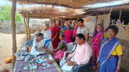 అసిఫాబాద్: ఖైరిట్ గ్రామంలో వైద్య శిబిరం నిర్వహించిన వాంకిడి మండల ఆరోగ్య విస్తీర్ణ అధికారి రవిదాస్