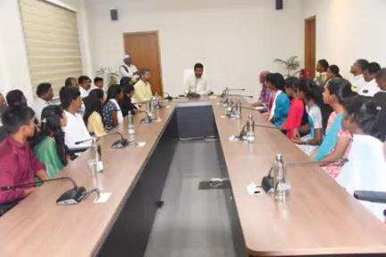 గద్వాల్: జిల్లాలో పదవ తరగతిలో మంచి మార్కులు సాధించిన విద్యార్థులను అభినందించిన: జిల్లా కలెక్టర్ బి ఎం సంతోష్ కుమార్
