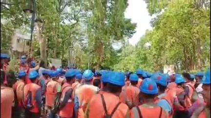 କେନ୍ଦୁଝର ସହର: ଶୁଆକାଠୀ ଅଞ୍ଚଳ ଓଏମସି ଗେଟ ସମ୍ମୁଖରେ ବୋନସ ପାଇଁ ବସି ରହିଲେ ଶ୍ରମିକ