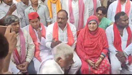कासगंज के पटियाली थाना क्षेत्र के अंतर्गत दिउरईया गांव मे पीड़ितों से मिलने पहुंचे बड़े भाई सांसद #देवेश_शाक्य_जी ।