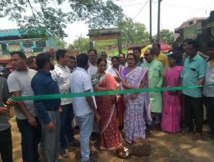 বরাবাজার: নতুন পাকা রাস্তার কাজের উদ্বোধনে বেলডি মোড়ে পৌছালেন পুরুলিয়া জেলা পরিষদের সভাধিপতি ও পূর্ত কর্মাধ্যক্ষ