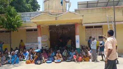 ಮೊಳಕಾಲ್ಮುರು: ನರೇಗಾದಲ್ಲಿ ಕೂಲಿ ತಾರತಮ್ಯ ಮಾಡಲಾಗುತ್ತಿದೆ ಎಂದು ಆರೋಪಿಸಿ ಚಿಕ್ಕೇರಹಳ್ಳಿ ಗ್ರಾಪಂ ಮುಂದೆ ಕೂಲಿ ಕಾರ್ಮಿಕರಿಂದ ಪ್ರತಿಭಟನೆ