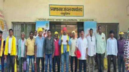 चाकुलिया: भारत जाकात माझी परगना महाल के सदस्यों ने मुख्यमंत्री के नाम बीडीओ को सौंपा आवेदन