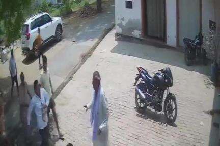राजातालाब: रोहनिया थाना क्षेत्र में दो पक्षों के बीच जमकर हुई मारपीट, सीसीटीवी में कैद वीडियो सोशल मीडिया पर हुआ वायरल