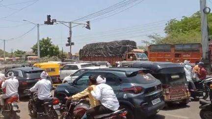 परभणी: जामनाका परिसरात वाहतुकीची कोंडी, समस्या सोडविण्यासाठी वाहतूक सिग्नल सुरू करण्याची नागरिकांची मागणी #Jansamasya