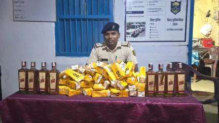 नौतन: 17 लीटर विदेशी शराब के साथ एक शराब कारोबारी गिरफ्तार, जेल भेजा गया