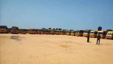 திண்டுக்கல் கிழக்கு: தனியார் பள்ளி வாகனத்தை வட்டார போக்குவரத்து அலுவலக மைதானத்தில் மாவட்ட ஆட்சியர் சரவணன் ஓட்டி பார்த்து சோதனை