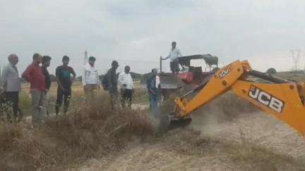 चकरनगर: बहादुरपुरघार में तहसील प्रशासन ने बुलडोजर चलाकर ग्राम सभा की 10 वीघा जमीन को कब्जा मुक्त कराया