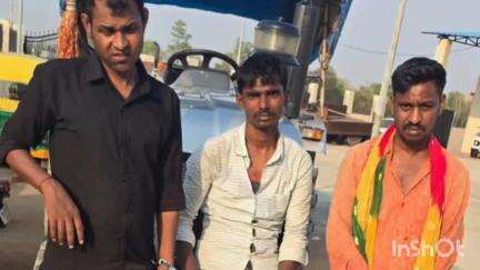 कोचस: बकरा चोरी के मामले में परसथुआ थाना के पुलिस ने तीन व्यक्ति को ट्रैक्टर ट्राली के साथ किया गिरफ्तार