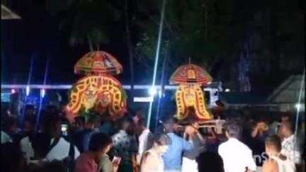 குடவாசல்: திருவீழிமிழலையில் வீழி நாதர் திருக்கோவிலில் மாப்பிள்ளை சாமி என்று அழைக்கப்படும் திருவீழிநாதர் ரிஷப வாகனத்தில் நான்கு வீதிகளிலும் ஊர்வலம்
