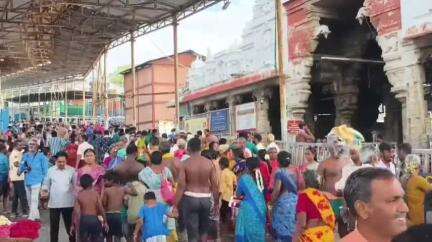திருச்செந்தூர்: சுப்பிரமணிய சுவாமி கடற்கரையில் கொலை குற்றவாளியை கைது செய்த போலீசார் தடுத்த உறவினர்கள் சமூக வலைதளங்களில் வைரலாகும் வீடியோ