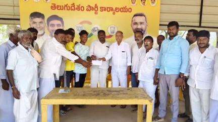 పత్తికొండ: పత్తికొండకు చెందిన క్రీడాకారులు అండర్19 క్రికెట్ టెన్నిస్ టోర్నమెంట్ కు సెలెక్ట్ అయ్యారు అభినందించిన ఎమ్మెల్యే శ్యాంబాబు