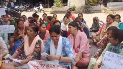 कोटद्वार: कोटद्वार में एलयूसीसी ठगी मामले को लेकर आंदोलित महिलाओं ने चारधाम यात्रा को बाधित करने की दी चेतावनी