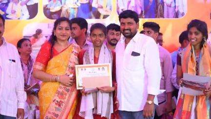 నక్కపల్లిలో 10వ తరగతి పరీక్షల్లో అత్యధిక మార్కులు సాధించిన విద్యార్థులను సత్కరించిన హోం మంత్రి వంగలపూడి అనిత