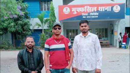 बेंगाबाद: सिहोडीह शिव मुहल्ला निवासी घनश्याम प्रसाद वर्मा ने मुफस्सिल थाने में चोरी की शिकायत दर्ज कराई