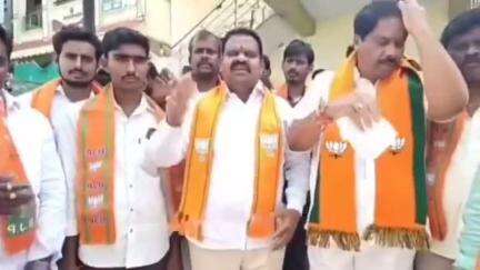అసిఫాబాద్: ఆసిఫాబాద్ జిల్లా కేంద్రంలో అంకుసాపూర్ గ్రామానికి చెందిన 60 మంది వివిధ పార్టీల నాయకులు బీజేపీలో చేరిక