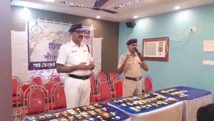 সাঁকরাইল: সিটি পুলিশ ও সাঁকরাইল থানা যৌথ উদ্যোগে ৭৫ টা হারিয়ে যাওয়া মোবাইল ফোন এবং সাইবার জালিয়াতি প্রাপকদের অর্থ ফেরত