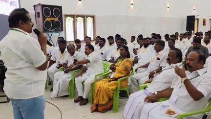 திருப்பத்தூர்: ராஜராஜேஸ்வரி மஹாலில் திமுக இளைஞரணியில் புதிதாக தேர்ந்தெடுக்கப்பட்ட நிர்வாகிகளுக்கு பயிற்சி மற்றும் அறிமுக கூட்டம்