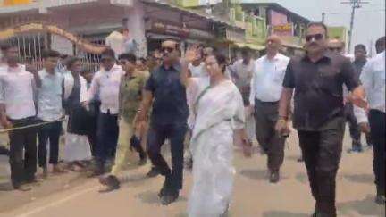 সামশেরগঞ্জ: সামশেরগঞ্জে হিংসায় ক্ষতিগ্রস্তদের সাহায্য করলেন মুখ্যমন্ত্রী মমতা বন্দ্যোপাধ্যায়