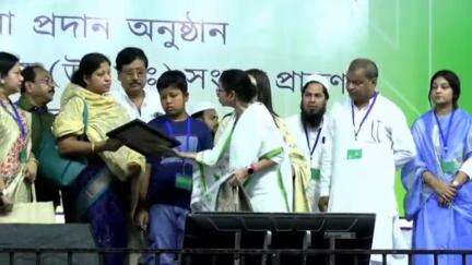 সুতি ২: সুতি সভাস্থল থেকে জঙ্গিহানায় নিহত জাওয়ানের স্ত্রীকে চাকরি ও আর্থিক সাহায্য করলেন মুখ্যমন্ত্রী