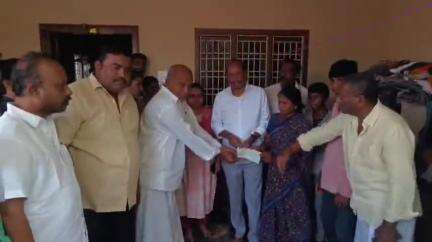 సంతనూతలపాడు: పిడుగు పడి మరణించిన కొండేపి నాగమల్లేశ్వరరావు కుటుంబ సభ్యులకు ప్రభుత్వం తరఫున నాలుగు లక్షల రూపాయలు చెక్కు అందజేత
