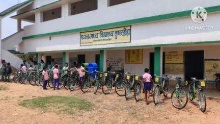 बरकट्ठा: उत्क्रमित मध्य विद्यालय डुमरडीहा में 22 बच्चों के बीच साइकिल वितरण किया गया