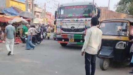अकोढ़ी गोला: अकोढ़ी गोला में नो एंट्री के बावजूद भारी वाहनों की आवाजाही से जाम, प्रशासन ने की सख्त कार्रवाई