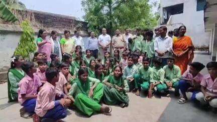 एगारकुंड: शिवलीबाड़ी मध्य पंचायत स्थित मध्य विद्यालय पोटारी में एसडीपीओ ने भेंट की दरी