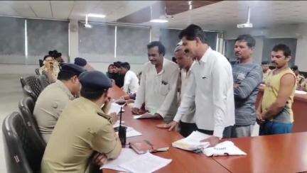 रतलाम नगर: नामांतरण व जालसाजी कर ज़मीन रजिस्ट्री कराने का आरोप, SP ऑफिस में आयोजित जनसुनवाई में एक व्यक्ति ने दिया आवेदन