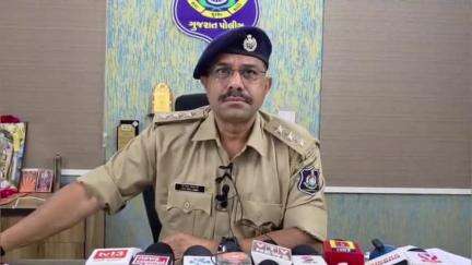 નડિયાદ: જન્મદિવસની ઉજવણી બાદ જમવા બાબતે તકરાર થતા યુવકની હત્યા. DYSP વી.આર. બાજપાઈ આપી માહિતી