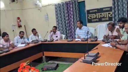 सारवां: प्रखंड मुख्यालय सभागार में बीडीओ रजनीश कुमार की अध्यक्षता में विभिन्न योजनों को लेकर समीक्षा बैठक की गई