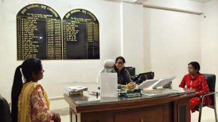 कुडू: कुडू बड़की चापि पंचायत की उप मुखिया हेना तिवारी ने कुडू अंचल कार्यालय में सीओ से मुलाकात की, विकास योजनाओं पर हुई चर्चा
