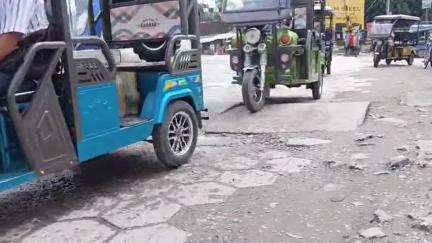 মাদারিহাট: বীরপাড়ার লেভেল ক্রসিংয়ের মুখে পাকা রাস্তায় স্পিডব্রেকার নিয়ে মঙ্গলবার সমস্যার কথা জানালেন ভুক্তভোগীরা #jansamasya