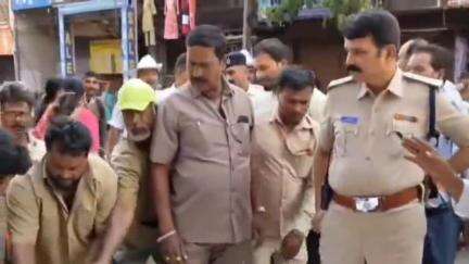 ಬೆಳಗಾವಿ: ನಗರದ ಗಣಪತಿ ಗಲ್ಲಿಯಲ್ಲಿ ಅತಿಕ್ರಮಣ ಮಾಡಿರುವ ಅಂಗಡಿಗಳನ್ನು ತೆರವುಗೊಳಿಸಿದ ಪೊಲೀಸರು