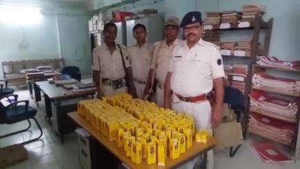 बैरिया: बैरिया थाना पुलिस ने समधवा गांव से भारी मात्रा में विदेशी शराब बरामद की, धंधेबाज फरार, FIR दर्ज