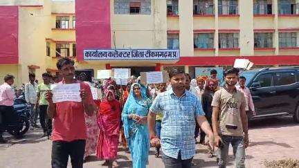 जतारा: सतगुवां सरपंच ने जतारा सीईओ और उपयंत्री पर लगाये आरोप, सीईओ ने कहा- करेंगे मानहानि का मुकदमा