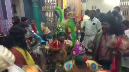 திருச்செந்தூர்: திருச்செந்தூர் முத்தாரம்மன் கோவில் கொடை விழாவை முன்னிட்டு பல்வேறு வேடம் அணிந்து பக்தர்கள் ஊர்வலம்