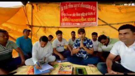 निरसा/चिरकुंडा: निरसा के डीएवी स्कूल में अभिभावकों का धरना प्रदर्शन जारी, मंगलवार को दिखे आंदोलनरत