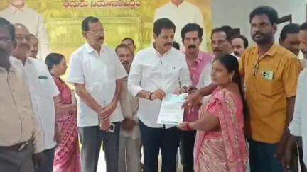 తణుకు: సీఎం సహాయ నిధి నుంచి ఆర్థిక సాయం 21 మందికి రూ.12.11 లక్షల ఆర్థిక సాయాన్ని చెక్కుల రూపంలో అందజేసిన ఎమ్మెల్యే రాధాకృష్ణ
