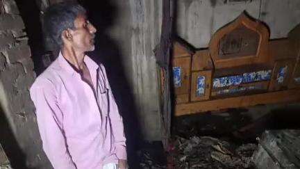 परिहार: नरगा वार्ड 13 में आग लगने की घटना के बाद राजद नेता ने दी सहायता राशि