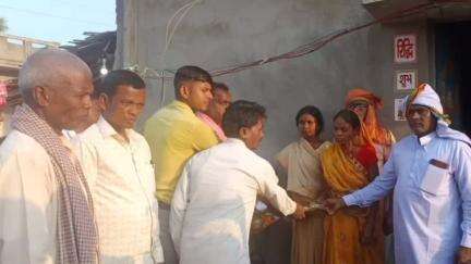 वज़ीरगंज: मध्य विद्यालय खिरी के शिक्षा सेवक उपेन्द्र मांझी के निधन पर शिक्षा सेवक संघ ने दी सहायता राशि