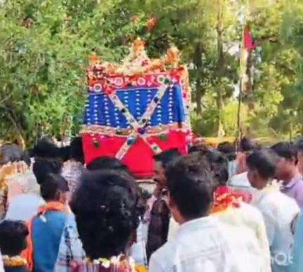 माकड़ी: बानगांव के वार्षिक मेला मंडई में मधुमक्खियों ने मचाया तांडव, 50 से अधिक लोगों को काटा, 2 को फरसगांव अस्पताल में भर्ती