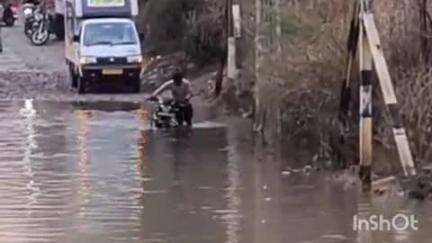 मावली: चंदेसरा से खेमली मार्ग पर तेज बरसात के बाद रेलवे ब्रिज के अंदर 4 फीट तक पानी भरा, क्रेन से निकाले गए वाहन