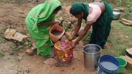 बैकुंठपुर: ग्राम परसापानी के ग्रामीण दूषित ढोढ़ी का पानी पीने को मजबूर