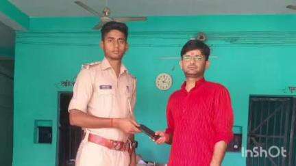 थावे: थावे थाना पुलिस ने गुम हुआ मोबाइल बरामद कर युवक को ऑपरेशन मुस्कान के तहत सौंपा