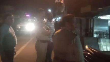 महाराजपुर: गढ़ीमलहरा थाना प्रभारी ने पुलिस बल के साथ नगर में दुकानदारों से जनसंवाद किया, निर्देश दिए