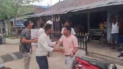 সৰুপথাৰ: বৰপথাৰৰ ৰাজপথত লাচিত সেনা থলগিৰিৰ নেতা দ্বীপেন গগৈ প্ৰহাৰ একাংশ ৰাইজৰ, দৌৰি বৰপথাৰ থানাত হাজিৰ