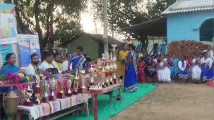 ଦେବଗଡ: କରଡାପାଳ ଗ୍ରାମରେ ଗ୍ରୀଷ୍ମକାଳୀନ ହକି ପ୍ରଶିକ୍ଷଣ ଶିବିର ଉଦଘାଟିତ, ଯୋଗଦେଲେ ଆନ୍ତର୍ଜାତୀୟ ହକି ଖେଳାଳି ଓ ଅତିରିକ୍ତ ଜିଲ୍ଲାପାଳ