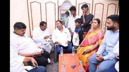 మాజీ టౌన్ బ్యాంక్ చైర్మన్ ఇంటికి వెళ్లిన చిత్తూరు జిల్లా మంత్రి మండపల్లి రాంప్రసాద్ రెడ్డి